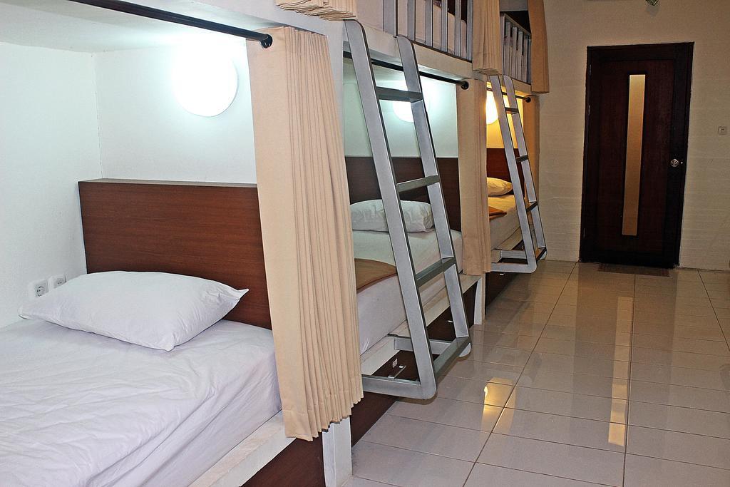 Hostel Mirah Legian  Room photo